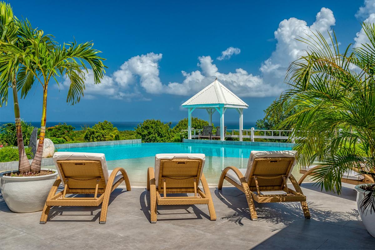 Luxury Villa Rental St Martin - Pool deckchairs